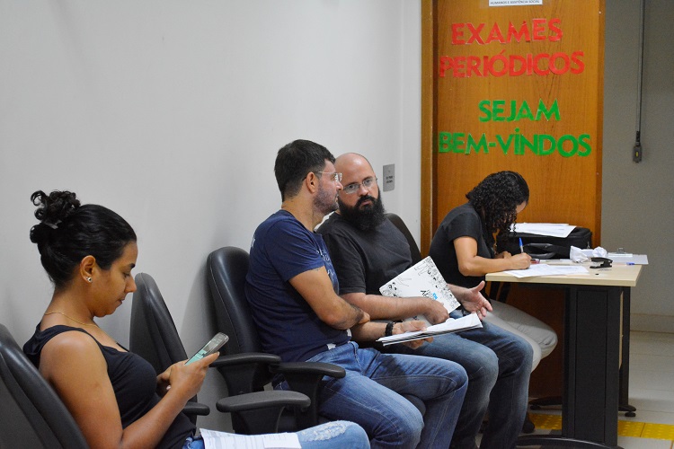 Servidores aguardam na fila a vez do atendimento
