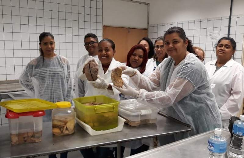 Estudantes de Modelagem do Vestuário em aula prática de anatomia humana Estudantes de Modelagem do Vestuário em aula prática de anatomia humana