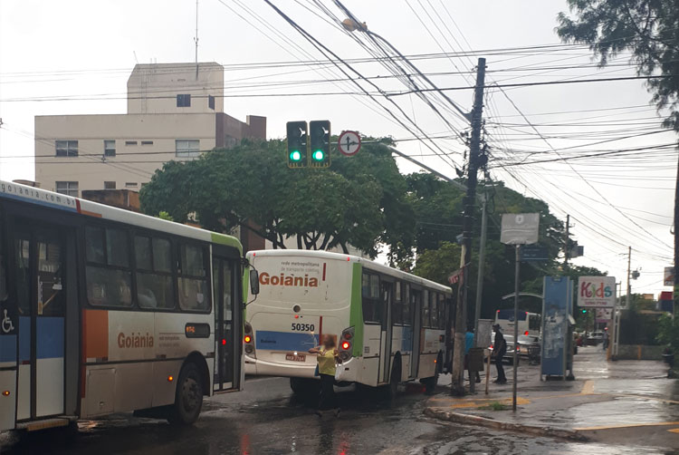 Exemplo de ônibus em "bunching" ( em comboio), num ponto na Av. T-49 com a T-2, no setor Bueno, em Goiânia, um dos problemas apontados na pesquisa. Exemplo de ônibus em "bunching" ( em comboio), num ponto na Av. T-49 com a T-2, no setor Bueno, em Goiânia, um dos problemas apontados na pesquisa.