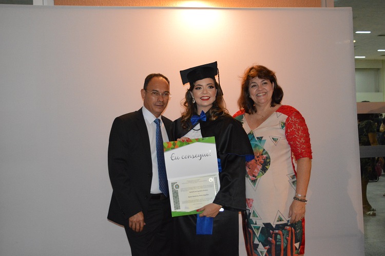 Beatriz, ao lado dos pais, comemora a oportunidade de ter feito uma graduação no IFG e já sair com uma colocação no mercado de trabalho Beatriz, ao lado dos pais, comemora a oportunidade de ter feito uma graduação no IFG e já sair com uma colocação no mercado de trabalho