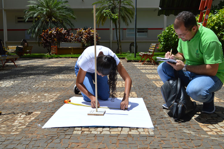 Estudantes fizeram a medição em vários momentos, entre 12h24 e 13h do dia 21 de março de 2019 Estudantes fizeram a medição em vários momentos, entre 12h24 e 13h do dia 21 de março de 2019