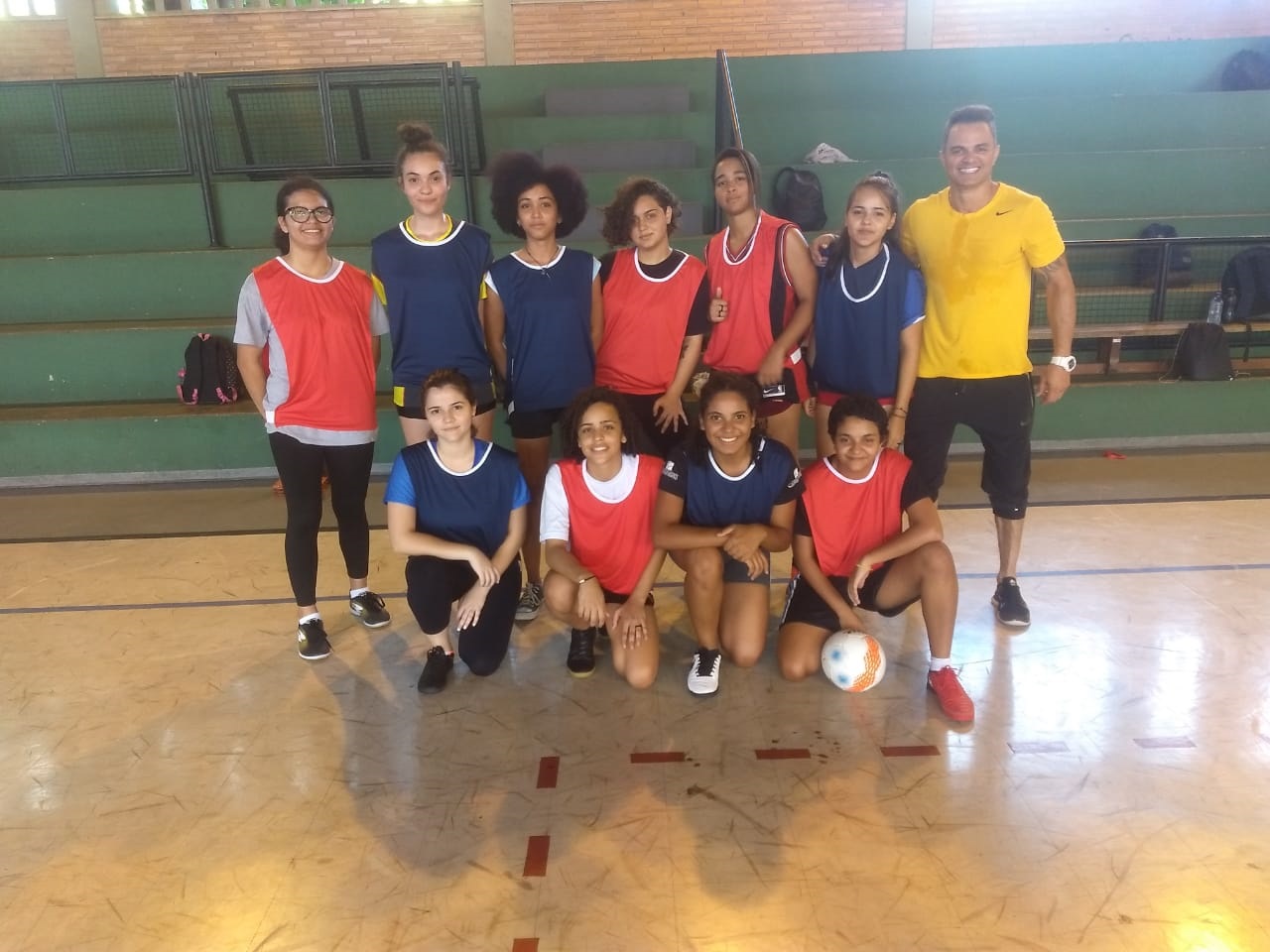 Time de futsal feminino do Câmpus Goiânia que competirá no JIF Goiás mais o professor Isaac Aldivino. Time de futsal feminino do Câmpus Goiânia que competirá no JIF Goiás mais o professor Isaac Aldivino.