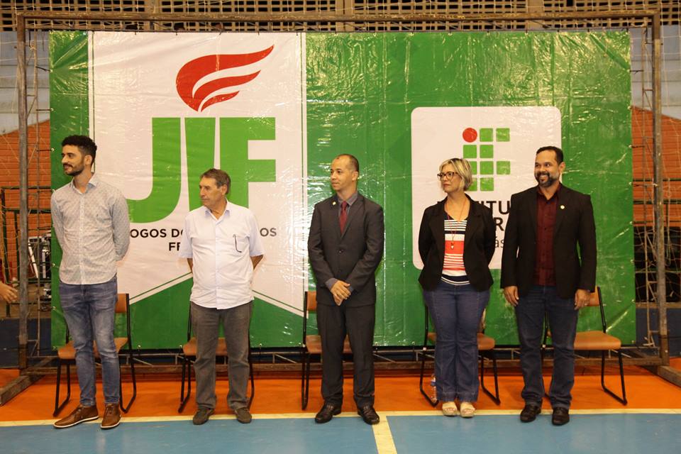 Da esquerda para direita: pró-reitor Daniel Barbosa; prefeito João Antônio Ferreira; pró-reitor Amaury França Araújo; pró-reitora Oneida Irigon; e diretor Luciano dos Santos