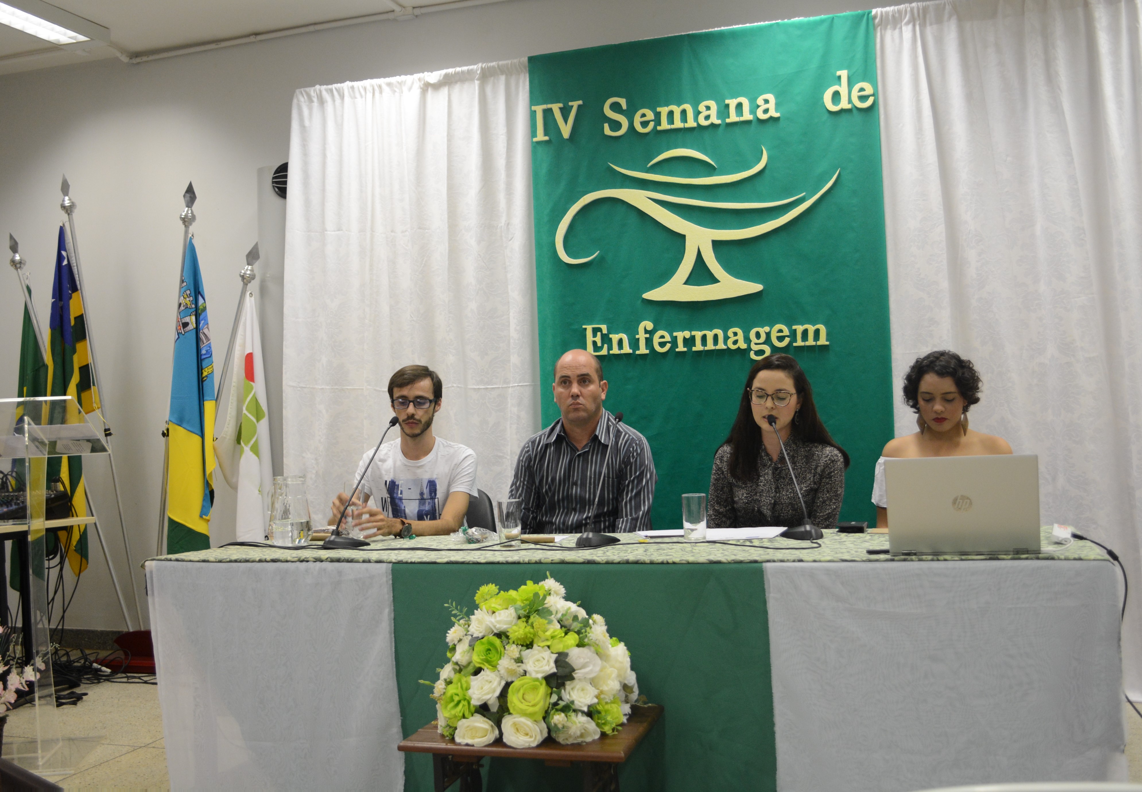 Mesa de abertura da IV Semana de Enfermagem: (à esq.) Rafael Monteiro, Coordenador de Curso; Tiago Araújo, Diretor-Geral do Câmpus Águas Lindas; Patrícia Carvalho, Coordenadora do Curso Técnico em Enfermagem; e Jheiny Cristina, discente representando os estudantes do curso Mesa de abertura da IV Semana de Enfermagem: (à esq.) Rafael Monteiro, Coordenador de Curso; Tiago Araújo, Diretor-Geral do Câmpus Águas Lindas; Patrícia Carvalho, Coordenadora do Curso Técnico em Enfermagem; e Jheiny Cristina, discente representando os estudantes do curso