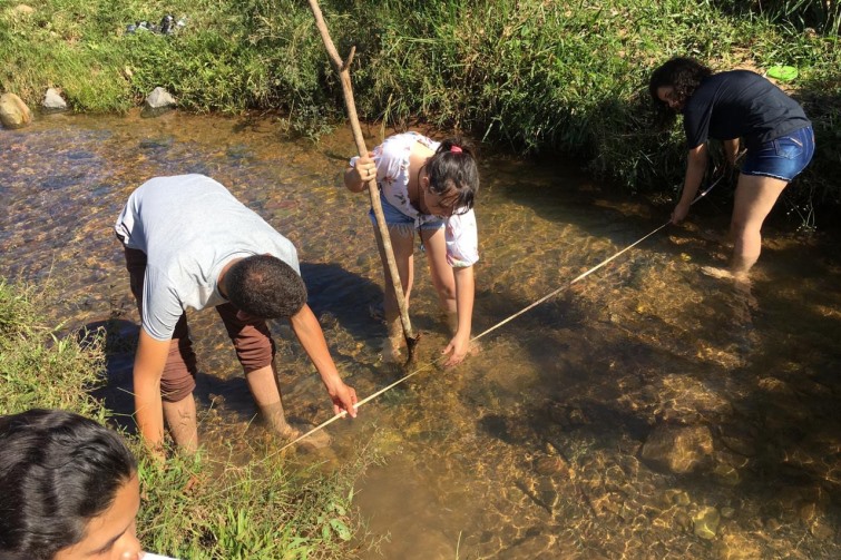 Alunos fazem medição de vazão no Rio Itiquira Alunos fazem medição de vazão no Rio Itiquira