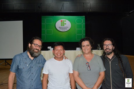 Coordenadores do III Erescer, professores Geraldo Witeze, Luís Claudio de Moura, mediadora Janaína Ferreira Fernandes e palestrante Francisco Sarmento Tukano imagem sem descrição.