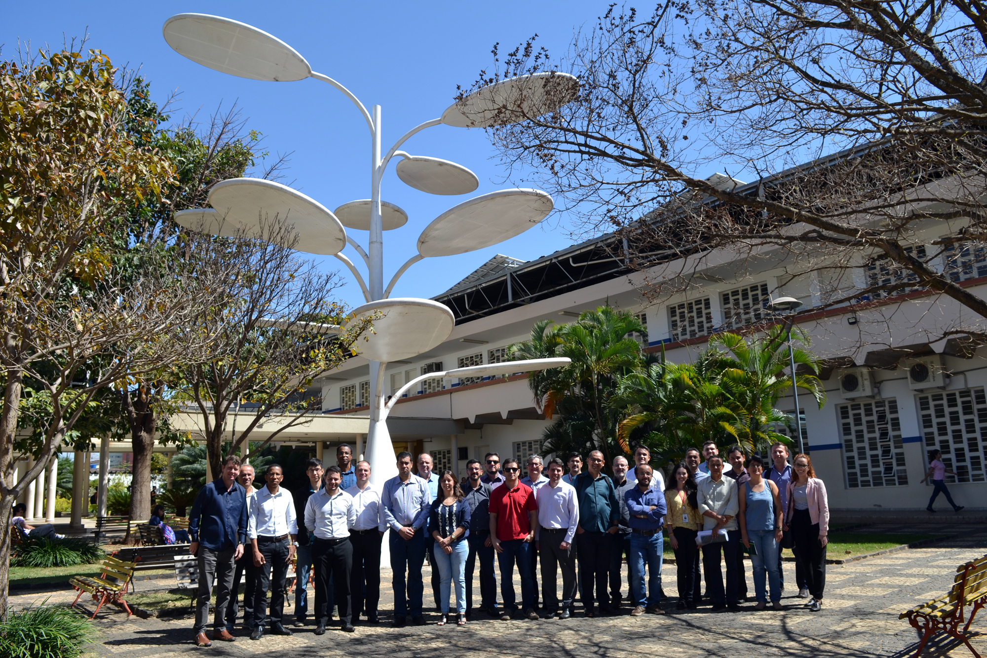Representantes da Associação Brasileira de Distribuidores de Energia Elétrica (Abradee) visitaram o Câmpus Goiânia na manhã desta quinta-feira, 15. Representantes da Associação Brasileira de Distribuidores de Energia Elétrica (Abradee) visitaram o Câmpus Goiânia na manhã desta quinta-feira, 15.