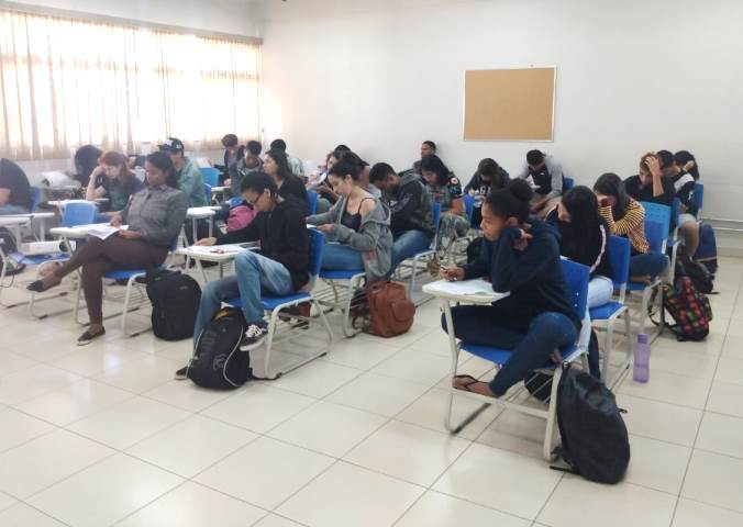Alunos do ensino médio realizando prova da primeira fase Alunos do ensino médio realizando prova da primeira fase