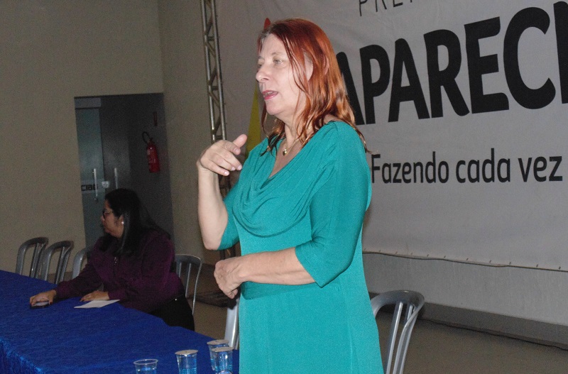 Karin Strodel é pedagoga e Doutora em Educação, tendo atuado por quase 25 anos na educação de surdos, ministrou a palestra de abertura do Seminário Karin Strodel é pedagoga e Doutora em Educação, tendo atuado por quase 25 anos na educação de surdos, ministrou a palestra de abertura do Seminário