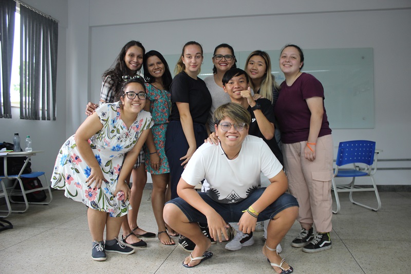 Intercambistas da Tailândia, Hong Kong, Alemanha e Itália, que estão no IFG - Câmpus Aparecida de Goiânia pelo AFS, com professora e alunas do curso de Letras do Câmpus Goiânia Intercambistas da Tailândia, Hong Kong, Alemanha e Itália, que estão no IFG - Câmpus Aparecida de Goiânia pelo AFS, com professora e alunas do curso de Letras do Câmpus Goiânia