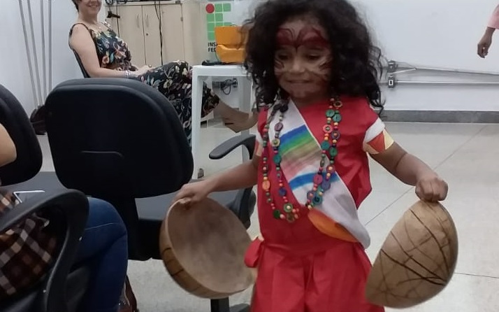 O desfile com crianças provocou o envolvimento de familiares das alunas e alunos do curso Técnico Integrado em Modelagem do Vestuário O desfile com crianças provocou o envolvimento de familiares das alunas e alunos do curso Técnico Integrado em Modelagem do Vestuário