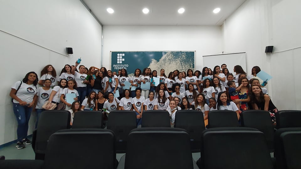 Equipe e participantes do projeto Meninas Cientistas imagem sem descrição.