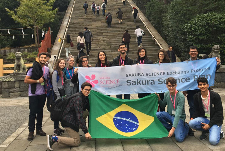 Clara Marcelino Ribeiro Sousa ( aluna do Câmpus Goiânia do IFG) e mais outros estudantes e professores que participaram do programa de intercâmbio Sakura Science High School Program, de 24 a 30 de novembro, no Japão. Clara Marcelino Ribeiro Sousa ( aluna do Câmpus Goiânia do IFG) e mais outros estudantes e professores que participaram do programa de intercâmbio Sakura Science High School Program, de 24 a 30 de novembro, no Japão.