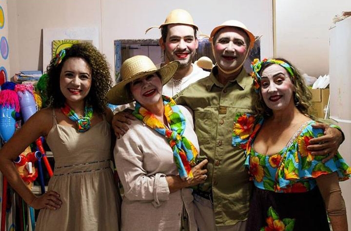 Elenco do espetáculo "O Santo e a Porca", uma produção do Centro Livre de Artes (Foto: Divulgação). Elenco do espetáculo "O Santo e a Porca", uma produção do Centro Livre de Artes (Foto: Divulgação).