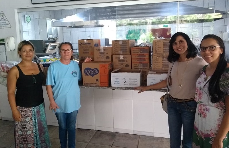 Da esquerda para a direita: Silvia Ferreira de Souza (representante de turma do 2º período do curso Técnico em Modelagem do Vestuário), Irene Rodrigues Pereira (diretora do Abrigo Comendador Walmor), professora Yane Ondina de Almeida (coordenadora do curso Técnico em Modelagem do Vestuário) e professora Joana Cristina Neves de Menezes Faria (coordenadora do Projeto Integrador Educação Socioambiental), no momento da entrega dos produtos adquiridos com a renda do Bazar da Modelagem Da esquerda para a direita: Silvia Ferreira de Souza (representante de turma do 2º período do curso Técnico em Modelagem do Vestuário), Irene Rodrigues Pereira (diretora do Abrigo Comendador Walmor), professora Yane Ondina de Almeida (coordenadora do curso Técnico em Modelagem do Vestuário) e professora Joana Cristina Neves de Menezes Faria (coordenadora do Projeto Integrador Educação Socioambiental), no momento da entrega dos produtos adquiridos com a renda do Bazar da Modelagem