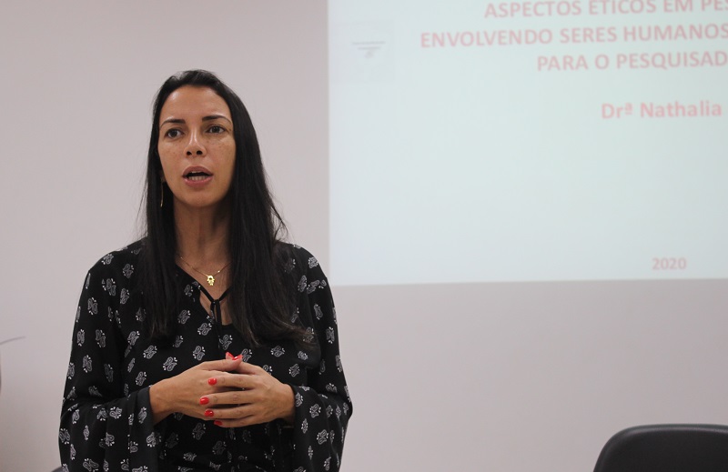 A professora Nathália Cordeiro Laurias é vice-coordenadora do Comitê de Ética em Pesquisa do IFG e falou dos objetivos e do funcionamento do trabalho do CEP, além de ter fornecido orientações aos professores presentes à atividade na Semana de Planejamento Pedagógico A professora Nathália Cordeiro Laurias é vice-coordenadora do Comitê de Ética em Pesquisa do IFG e falou dos objetivos e do funcionamento do trabalho do CEP, além de ter fornecido orientações aos professores presentes à atividade na Semana de Planejamento Pedagógico