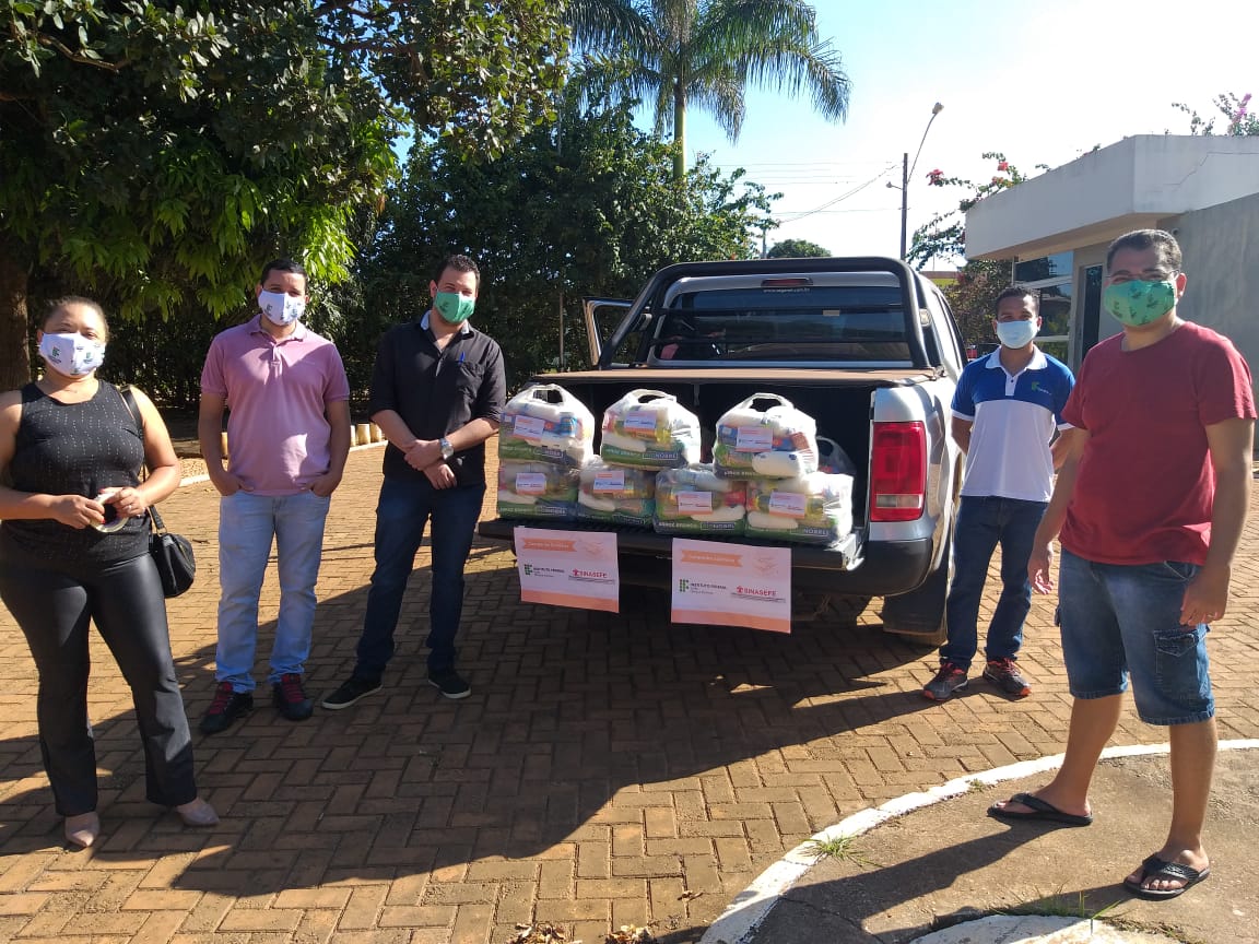 Equipe arrecada produtos para doação a carentes. Equipe arrecada produtos para doação a carentes.