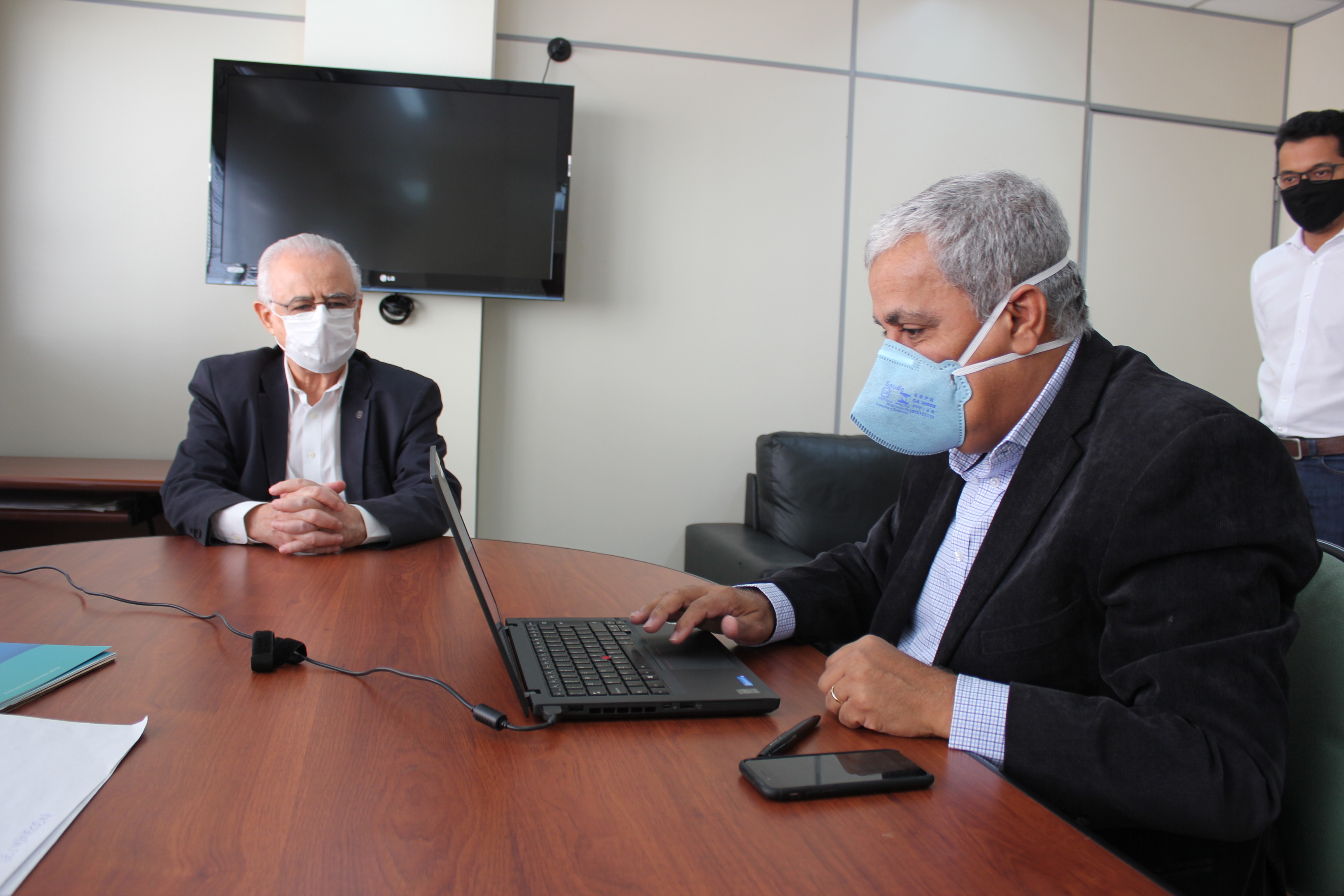 O reitor do IFG no momento da assinatura digital do Termo de Acordo O reitor do IFG no momento da assinatura digital do Termo de Acordo