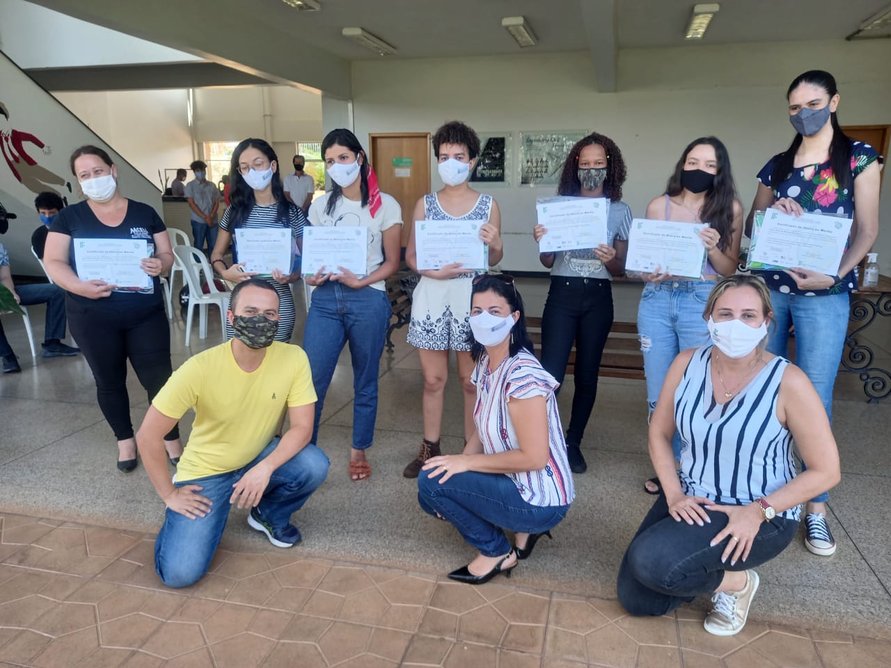 As homenagens foram feitas em momentos separados por grupos de estudantes para não haver aglomeração As homenagens foram feitas em momentos separados por grupos de estudantes para não haver aglomeração
