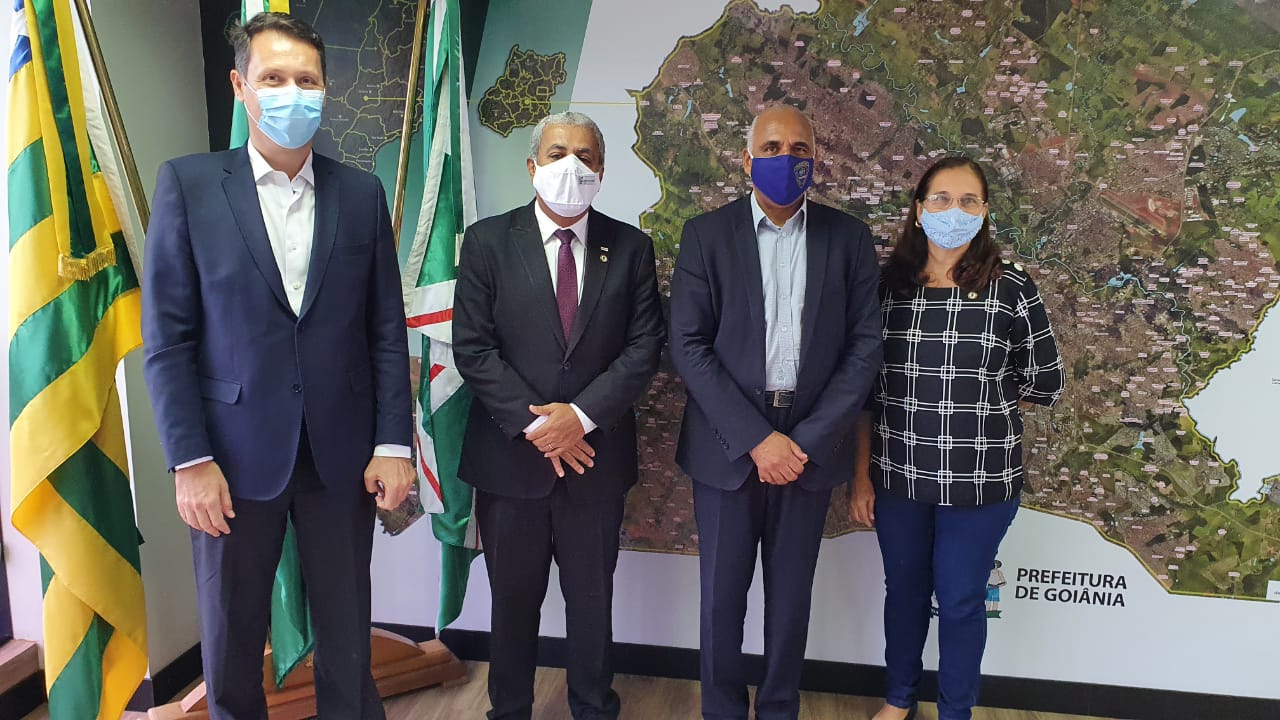 Da esquerda para a direita: Andrey Azeredo (secretário municipal de Governo), Jerônimo Rodrigues (reitor do IFG), Rogério Cruz (prefeito de Goiânia) e Gerley Lopes (assessora de Relações Institucionais do IFG) Da esquerda para a direita: Andrey Azeredo (secretário municipal de Governo), Jerônimo Rodrigues (reitor do IFG), Rogério Cruz (prefeito de Goiânia) e Gerley Lopes (assessora de Relações Institucionais do IFG)
