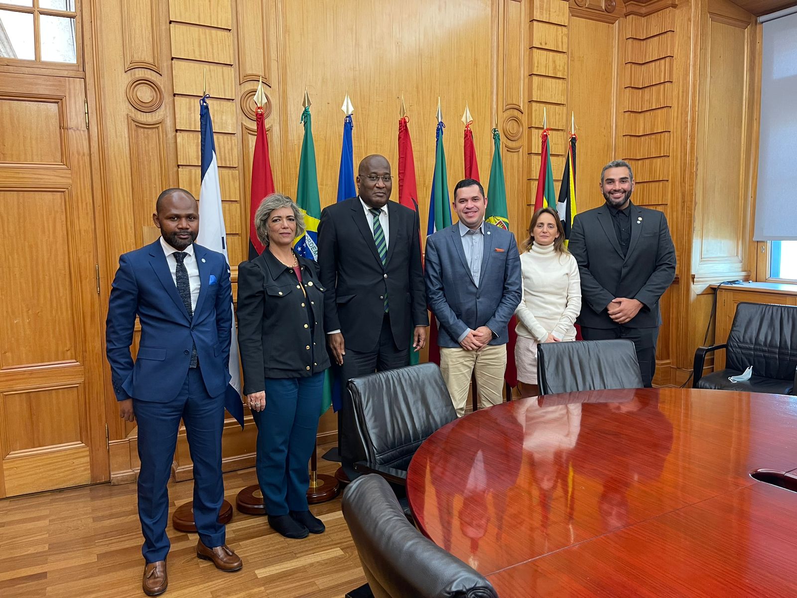 Secretariado Executivo, o Diretor-Geral, o Embaixador Armindo Brito Fernandes, a Chefe de Gabinete, a Dra. Joana Paulino Pereira, o Diretor de Ação Cultural e Língua Portuguesa, o Doutor João Ima-Panzo e a signatária, Secretário Executivo do Conif, Alexandre Bahia Secretariado Executivo, o Diretor-Geral, o Embaixador Armindo Brito Fernandes, a Chefe de Gabinete, a Dra. Joana Paulino Pereira, o Diretor de Ação Cultural e Língua Portuguesa, o Doutor João Ima-Panzo e a signatária, Secretário Executivo do Conif, Alexandre Bahia