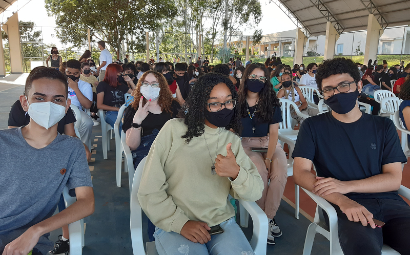 Estudantes novatos e veteranos do ensino médio integrado se reuniram na quadra de esportes, onde conheceram servidores e receberam informações da equipe gestora e de coordenadores de cursos sobre aulas e o funcionamento do câmpus Estudantes novatos e veteranos do ensino médio integrado se reuniram na quadra de esportes, onde conheceram servidores e receberam informações da equipe gestora e de coordenadores de cursos sobre aulas e o funcionamento do câmpus