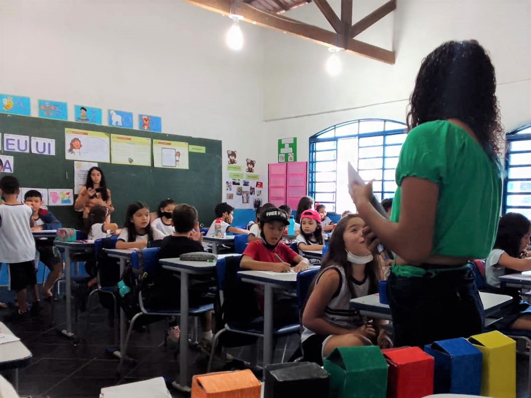 Grupo de estudantes do IFG aplica atividade sobre reciclagem a estudantes do ensino fundamental da Escola Municipal Maria Ediva de Paiva Grupo de estudantes do IFG aplica atividade sobre reciclagem a estudantes do ensino fundamental da Escola Municipal Maria Ediva de Paiva
