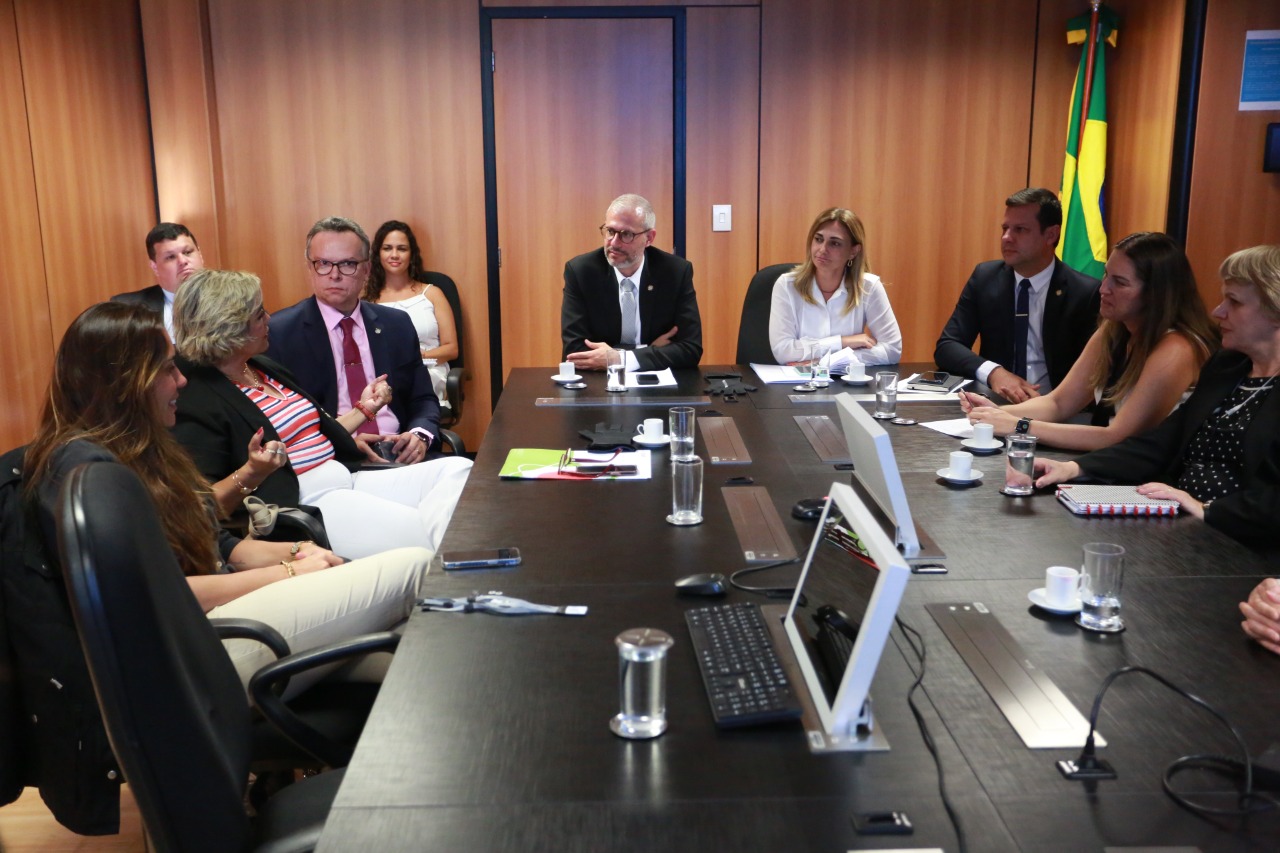 Luvas transceptoras do IFG são apresentadas ao ministro da Educação e aos secretários da Setec (Secretaria de Educação Profissional e Tecnológica) e Semesp (Secretaria de Modalidades Especializadas de Educação) Luvas transceptoras do IFG são apresentadas ao ministro da Educação e aos secretários da Setec (Secretaria de Educação Profissional e Tecnológica) e Semesp (Secretaria de Modalidades Especializadas de Educação)