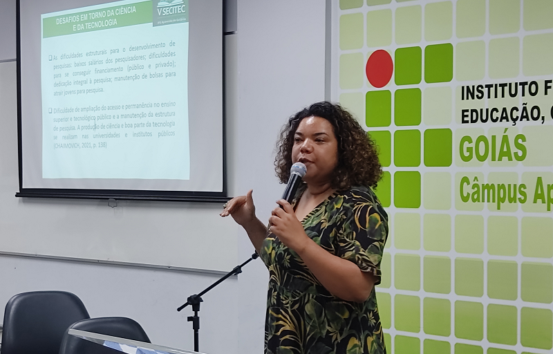 A palestrante Marcilene Pelegrine Gomes (UFG) ressaltou a importância das instituições públicas de ensino, que são responsáveis pela maioria das pesquisas científicas no país A palestrante Marcilene Pelegrine Gomes (UFG) ressaltou a importância das instituições públicas de ensino, que são responsáveis pela maioria das pesquisas científicas no país