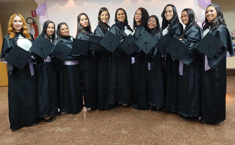 Graduadas dos cursos de Licenciatura em Pedagogia Bilíngue (dez à esquerda) e de Licenciatura em Dança (à direita) Graduadas dos cursos de Licenciatura em Pedagogia Bilíngue (dez à esquerda) e de Licenciatura em Dança (à direita)