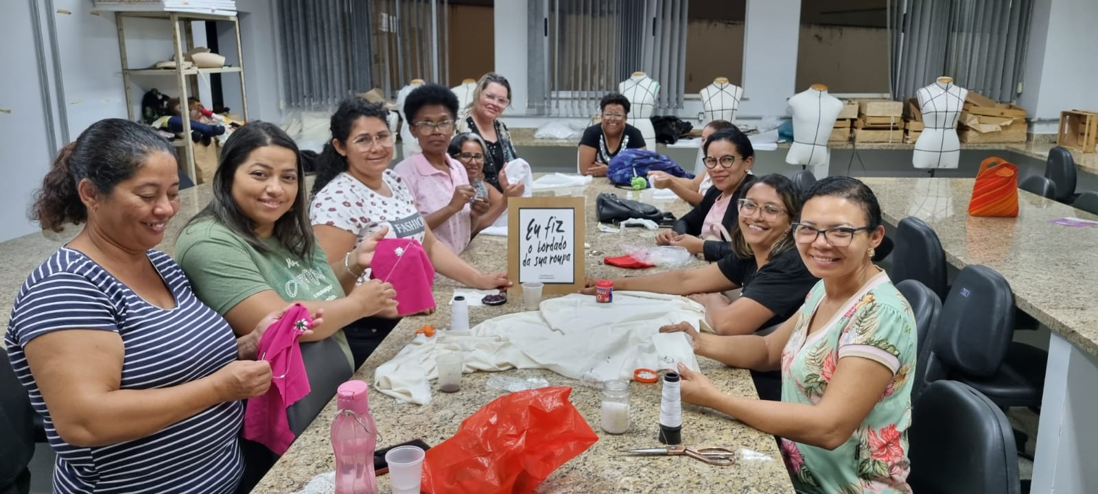 Alunas do curso de Modelagem do Vestuário em oficina de bordado da Fashion Revolution no IFG Aparecida