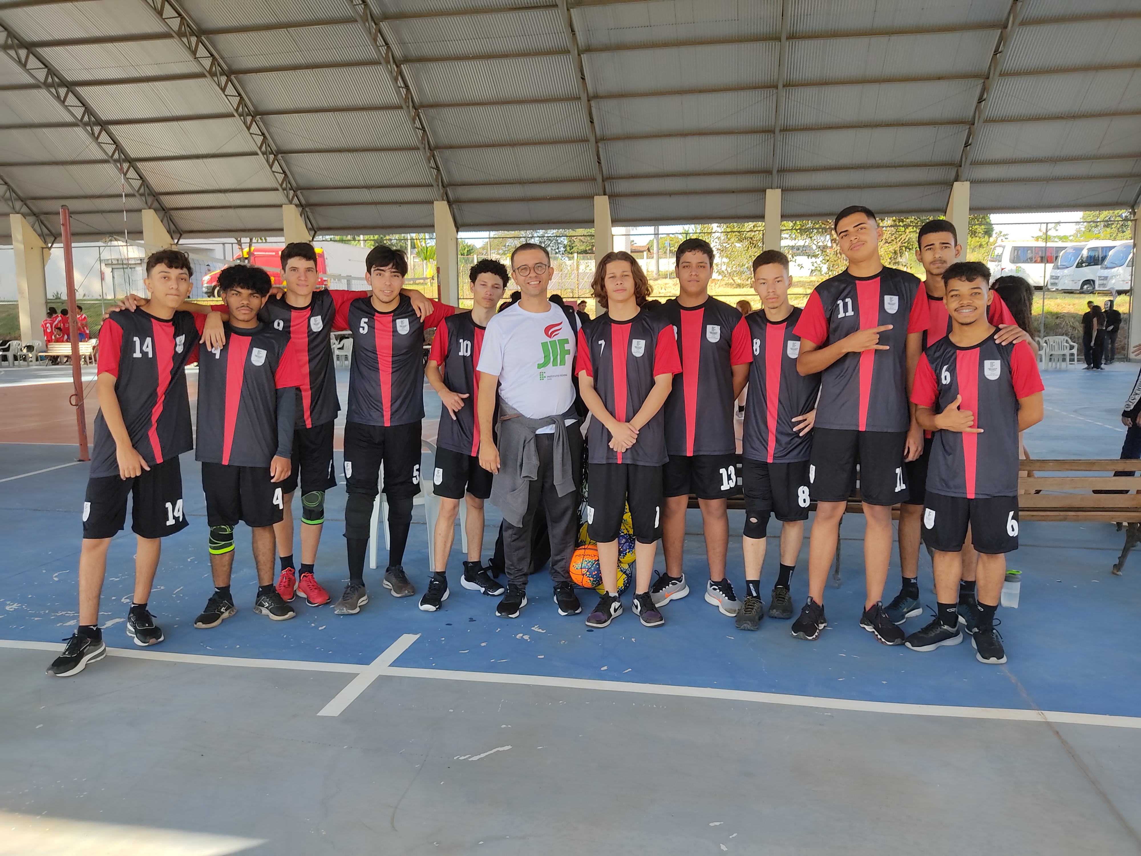 Professor Neri Emílio com a equipe masculina de vôlei do Câmpus Aparecida de Goiânia, que abriu as disputas do JIF na quadra do câmpus, contra a equipe de Luziânia Professor Neri Emílio com a equipe masculina de vôlei do Câmpus Aparecida de Goiânia, que abriu as disputas do JIF na quadra do câmpus, contra a equipe de Luziânia