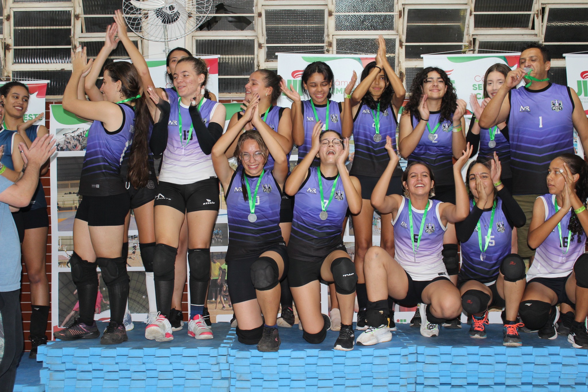 Atletas do Câmpus Goiânia Oeste durante a premiação da modalidade de vôlei de quadra Atletas do Câmpus Goiânia Oeste durante a premiação da modalidade de vôlei de quadra