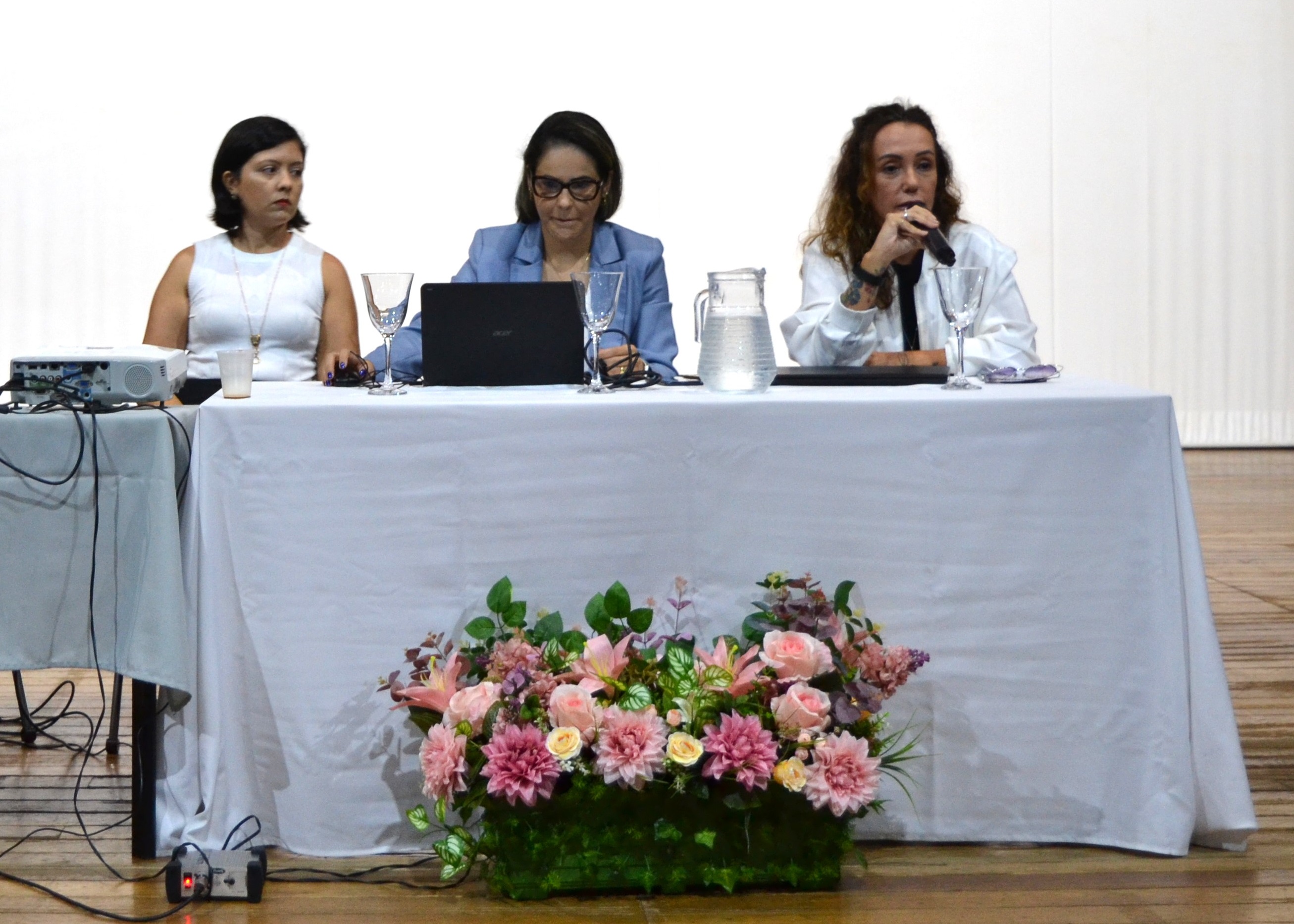 A pró-reitora de Ensino, Maria Valeska, fala na mesa Diálogos: Reformulação dos PPCs dos Cursos de Ensino Médio Integrado à Educação Profissional A pró-reitora de Ensino, Maria Valeska, fala na mesa Diálogos: Reformulação dos PPCs dos Cursos de Ensino Médio Integrado à Educação Profissional