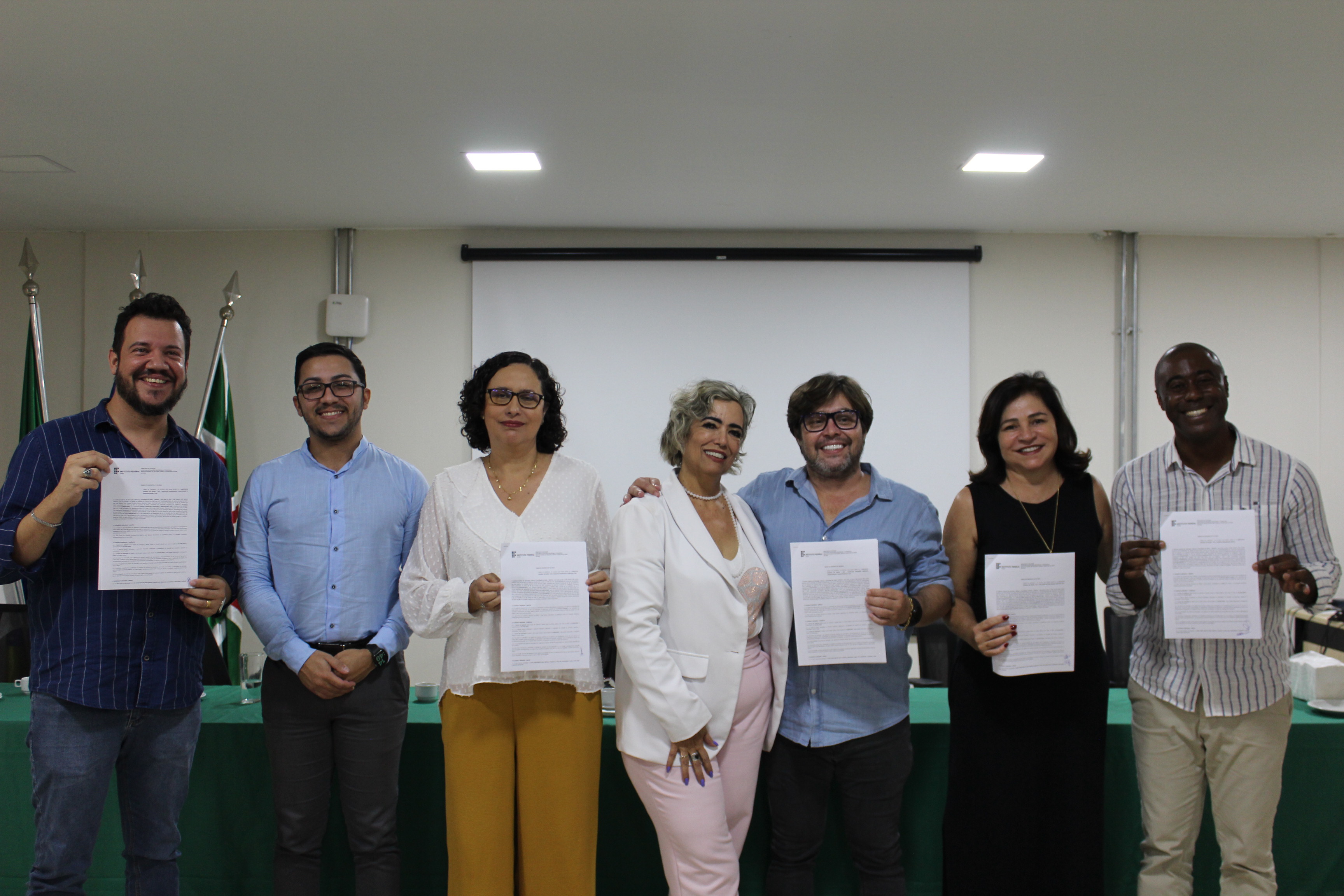 Solenidade de formalização das assinaturas dos contratos dos novos restaurantes estudantis dos câmpus Anápolis, Formosa, Águas Lindas e Goiânia Oeste e do contrato de construção do prédio da assistência estudantil do Câmpus Goiânia foi realizada na Reitoria do IFG.