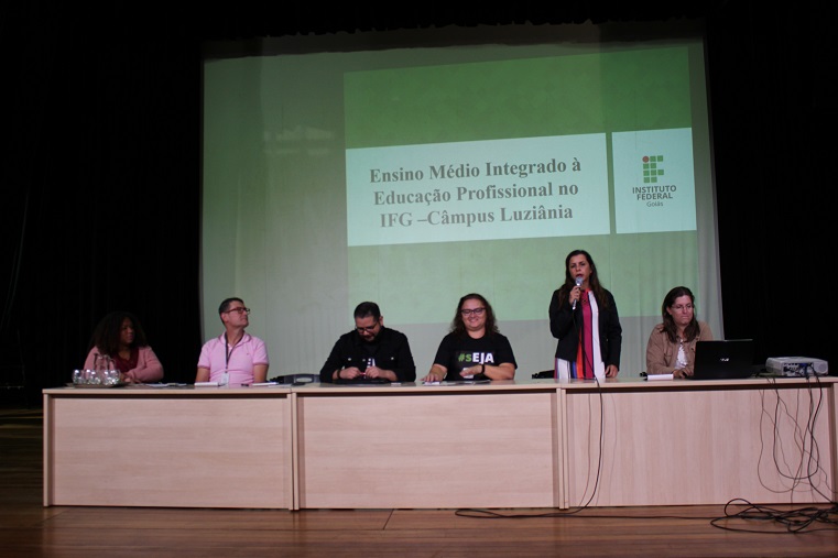 Mesa de relatos do terceiro dia do evento nacional da EJA Imagem do evento da EJA no IFG.