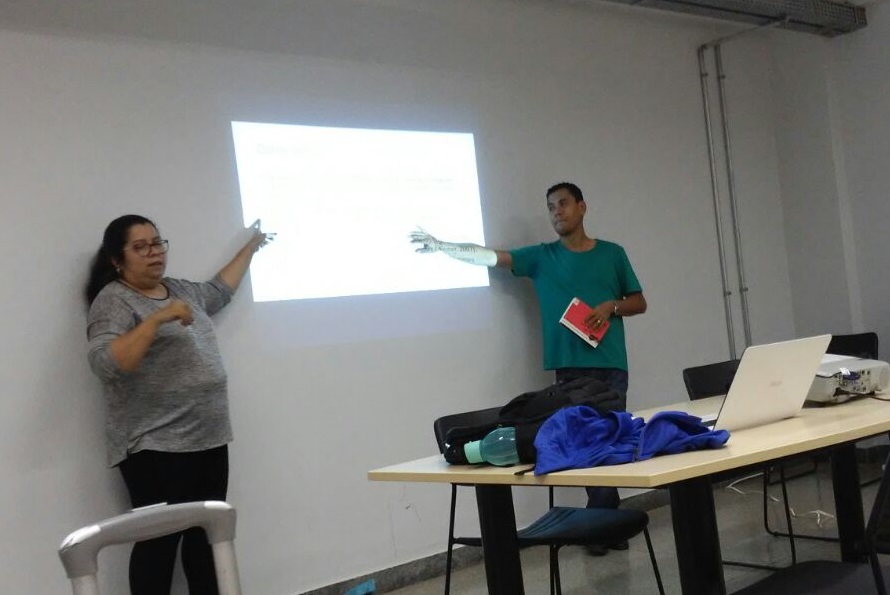 Professores Waléria Vaz Mendes e Alexssandro Moura em reunião que tratou do tema "A construção discursiva do povo e sertão no Cinema Novo de Glauber Rocha” Professores Waléria Vaz Mendes e Alexssandro Moura em reunião que tratou do tema "A construção discursiva do povo e sertão no Cinema Novo de Glauber Rocha”