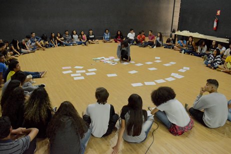 Roda de conversa questiona o que é ser jovem Roda de conversa