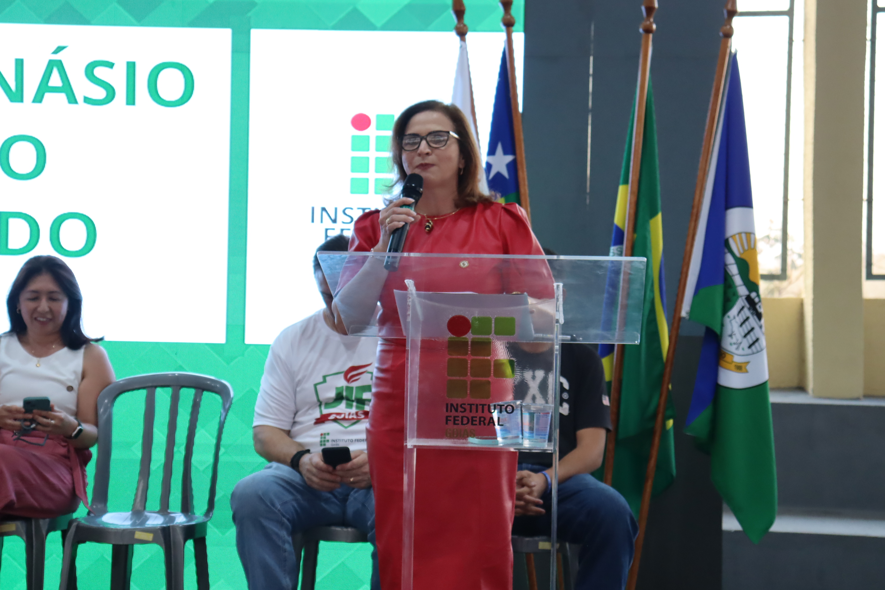 Diretora-geral do Câmpus Senador Canedo discursa sobre a história do câmpus, sua gestão e o apoio dos poderes Legislativo e Executivo para a consolidação da unidade