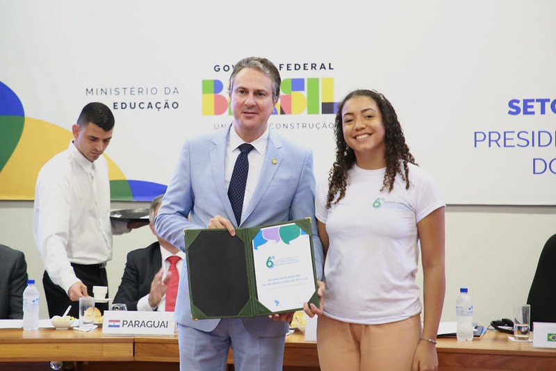 A estudante do IFG (Câmpus Uruaçu) Alice Vitória fez a entrega de uma cópia da Declaração Internacional do Parlamento Juvenil do Mercosul ao ministro da Educação, Camilo Santana. A estudante do IFG (Câmpus Uruaçu) Alice Vitória fez a entrega de uma cópia da Declaração Internacional do Parlamento Juvenil do Mercosul ao ministro da Educação, Camilo Santana.