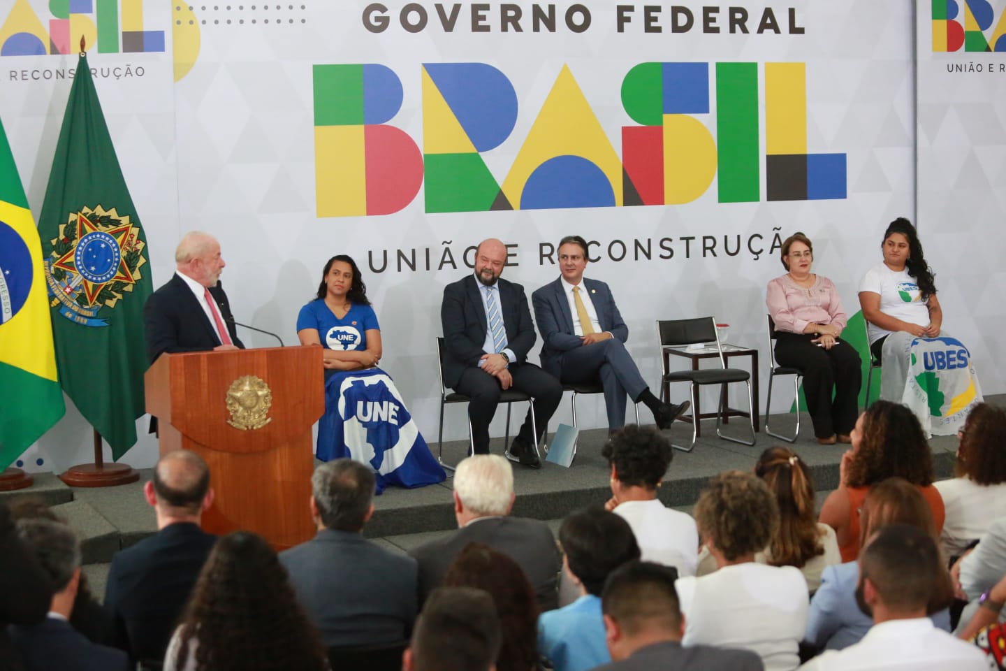 Presidente da República, Luiz Inácio Lula da Silva e o Ministro de Estado da Educação, Camilo Santana, com autoridades, no Palácio do Planalto, no anúncio de hoje