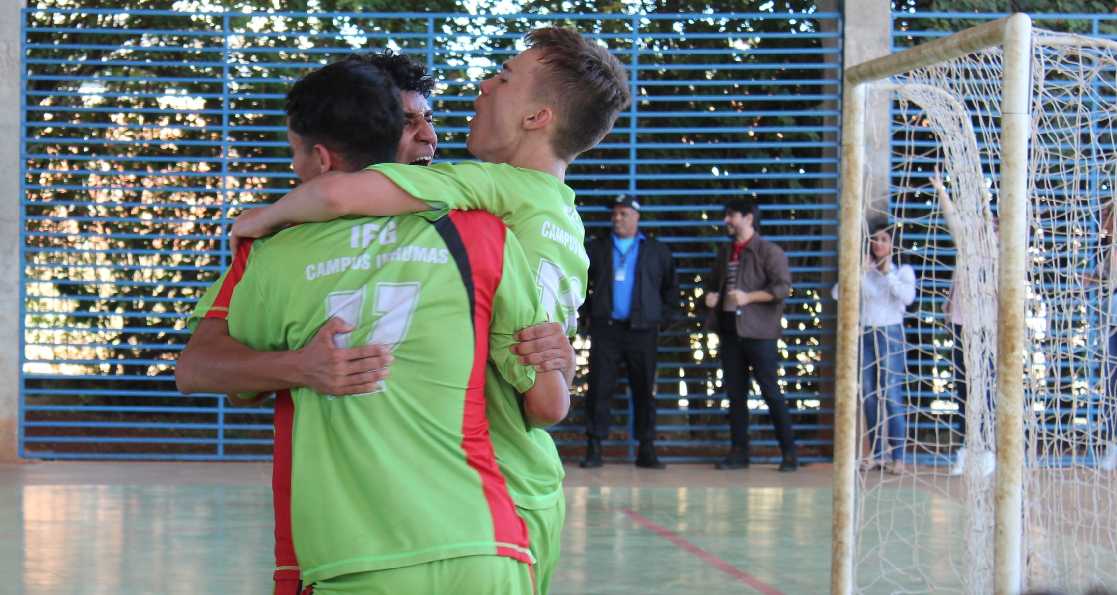 Atletas da equipe de futsal do Câmpus Inhumas comemoram primeira vitória