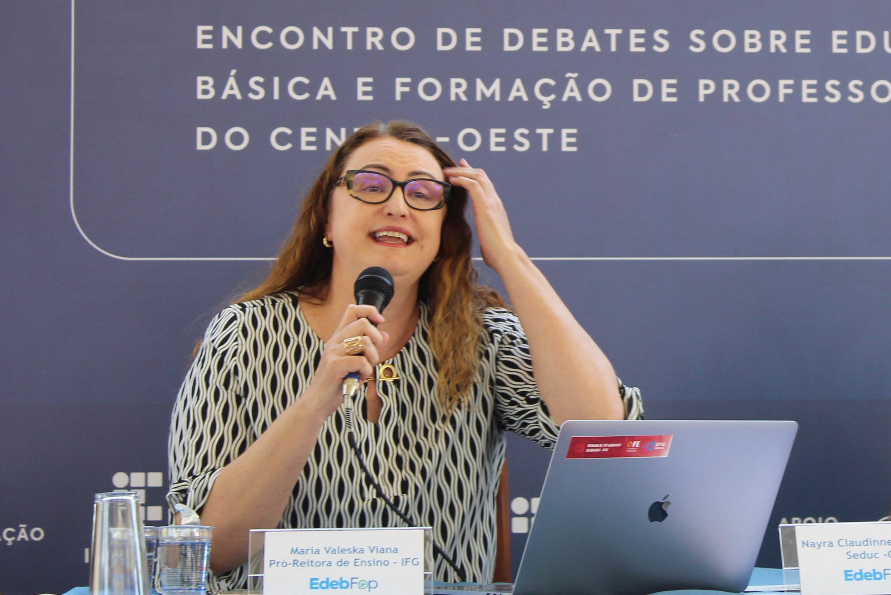 Professora Sandra alertou para o perigo do avanço do neoliberalismo na educação